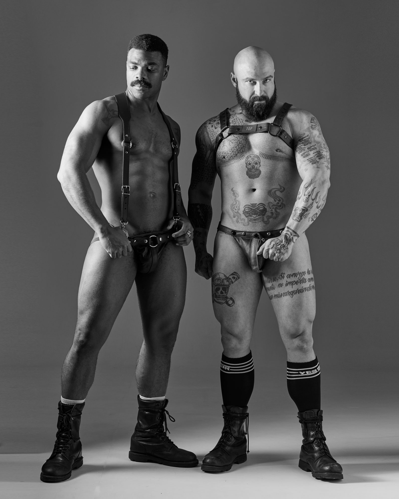 – EXCLUSIVE – “MEN IN LEATHER, SECOND SKIN” – Bicho & Druny Williams by Jesús Leonardo for Yes Sir, part 1.