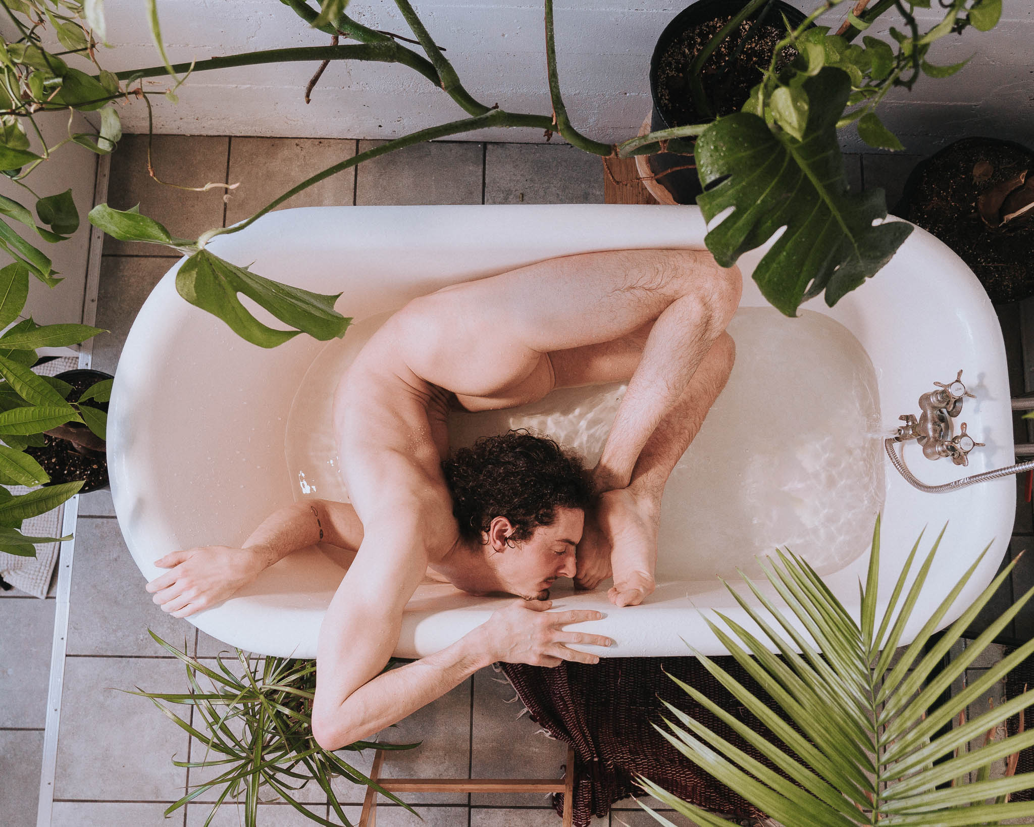 NSFW – «THE CONTORTIONIST» – Lorenzo Serafino by Les Magiciens Photo.