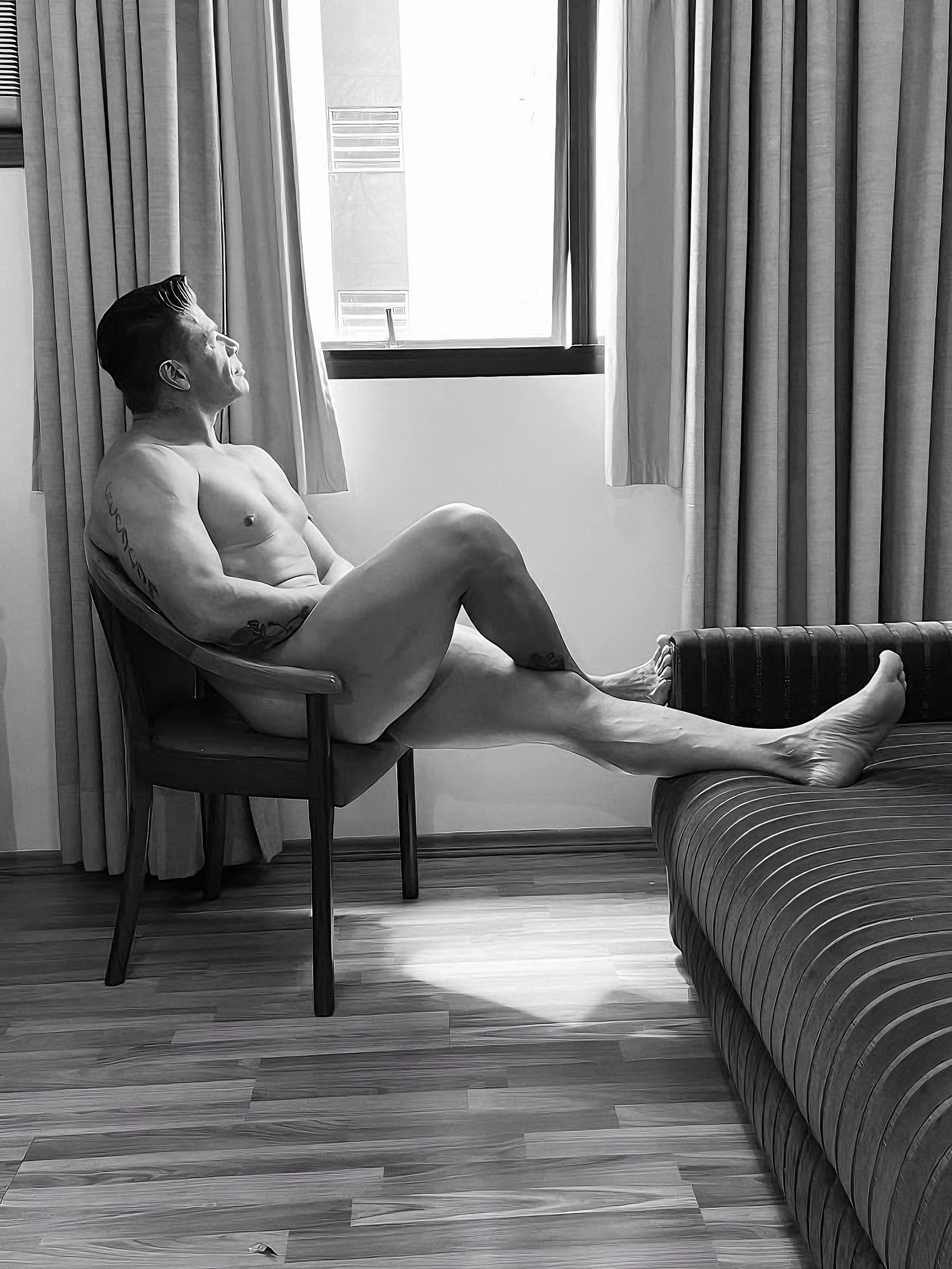 EXPLICIT CONTENT – «ENJOYING LIFE» – Celso Viebrantz by Miguel Martínez.