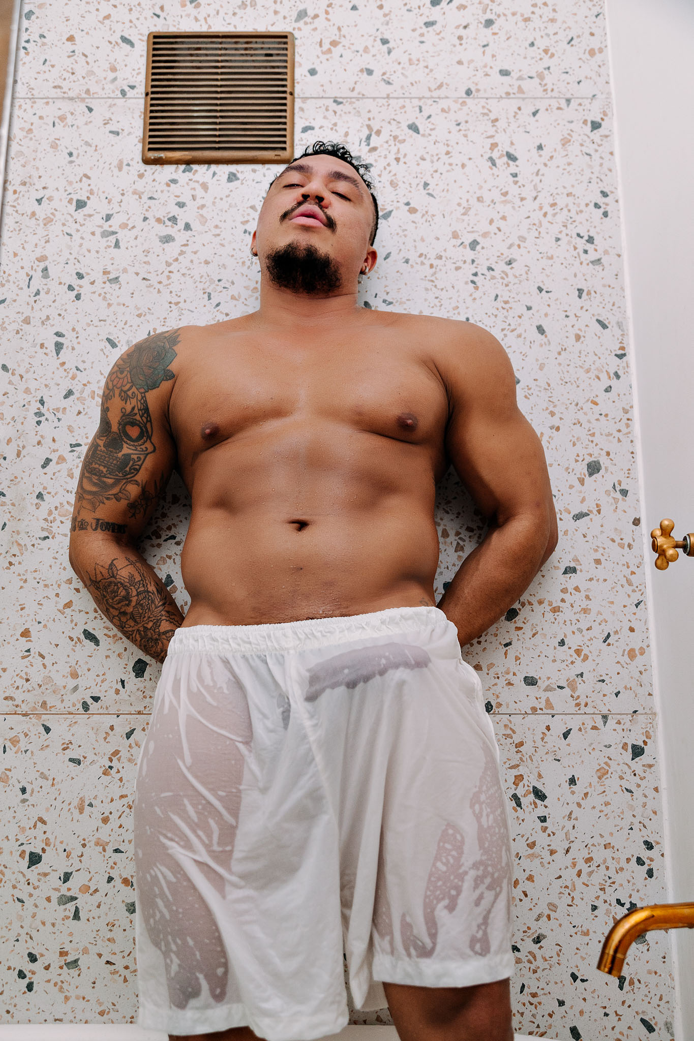 EXPLICIT CONTENT – «BETWEEN 4 WALLS» – Ernandes by Renan Rosa.